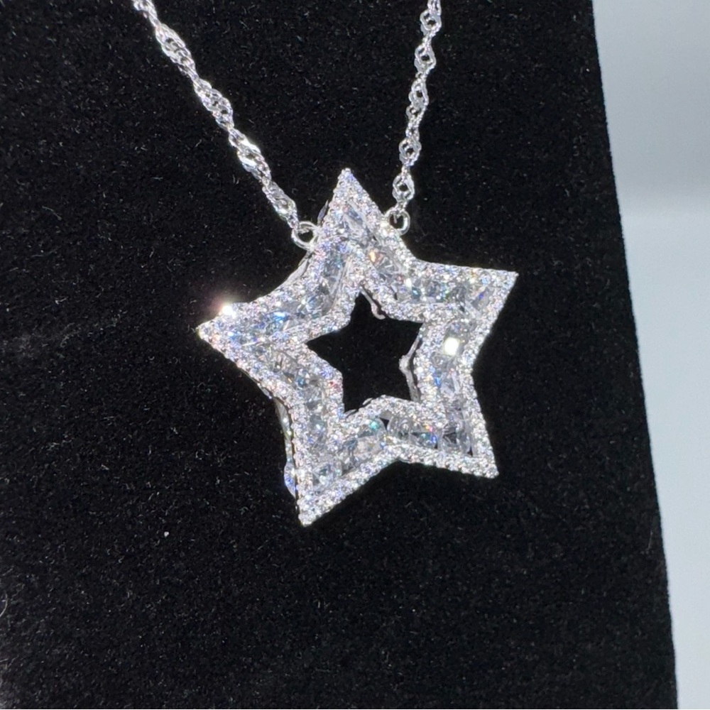18k 8ct Star Necklace - Picture 3 of 10
